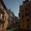 Seitenkanal von Venedig mit Brücke