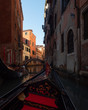 Gondelfahrt durch Venedig auf Seitenkanal