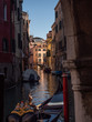 Schöner Kanal von Venedig im Schatten