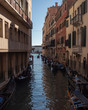 Schöner Kanal von Venedig mit Gondeln