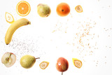 Pomarańcza, gruszka jabłko, banan nasiona chia i siemię lniane na białym tle