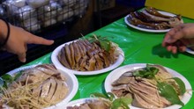 Slow Motion Of Asian Hands Of Shop Owner Take The Traditional Food Of Chicken And Ducks Cut Into Slices For Sell To People At Street Market In Taipei. Woman Sale Aliments On Marketplace Of Taiwan-Dan