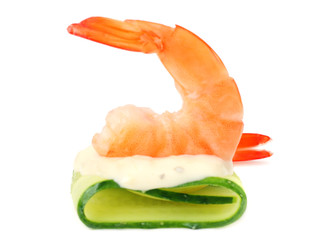 Wall Mural - shrimps skewers with cucumber isolated on a white background