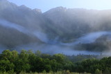 Fototapeta Natura - 北アルプス　神々しい上高地の朝の風景　雲と岳沢と穂高連峰と