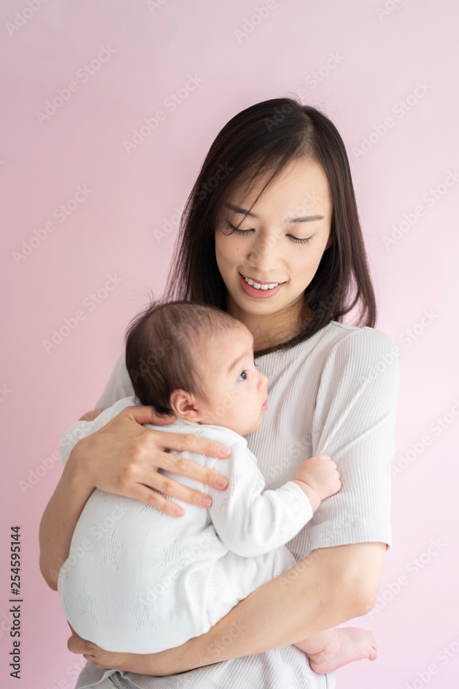 赤ちゃんを抱く女性 Stock Gamesageddon 赤ちゃんを抱く女性 Stock Gamesageddon