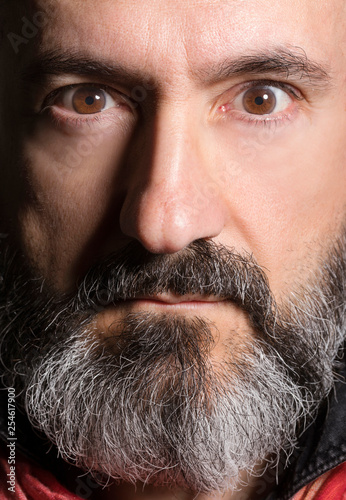 Fotomural Ritratto di uomo con barba folta