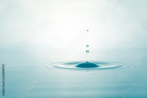 Fotografía Water droplets on surface water background