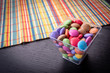 Piccoli confettini dolci colorati in un contenitore trasparente