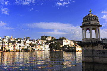 Fototapete - gazebo at lake Pichola with panoramic city view and reflection in Udaipur, Rajasthan, India