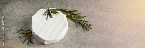 Foto  Cheese camembert or brie with fresh rosemary