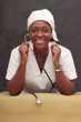 portrait d'une jeune femme noir infirmière vêtu en blouse blanche avec beau sourire 