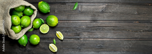 Fotomural Fresh juicy lime in the sack.