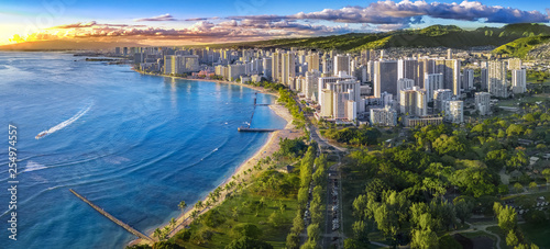 Fotomural Honolulu skyline with ocean front
