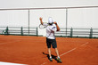 Tenisista na korcie w trakcie gry, wymachuje rakietą