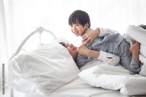 仲良くベッドに横になる男の子とお母さん Stock Photo Adobe Stock 仲良くベッドに横になる男の子とお母さん Stock Photo Adobe Stock