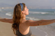 © MiguelZare - Chica haciendo yoga en la playa