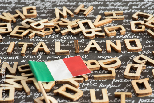 Flagge von Italien und das Wort Italienisch Tableau sur Toile