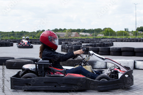 Fototapety Karting  karting-na-torze-sportowym