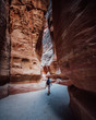 © Arnaud - Photo d'un homme dans un canyon naturel, Pétra, Jordanie