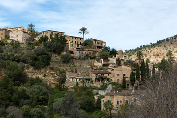 Blick auf das malerische Bergdorf Valldemossa auf der Baleareninsel Mallorca