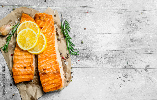 Cuadros en Lienzo Grilled salmon fillet with slices of fresh lemon.