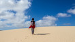 Frau läuft durch den Wüstensand 