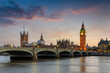 Der Westminster Palast mit dem Big Ben Turm an der Themse in London bei Sonnenuntergang, Großbritannien 