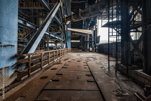 Dekoracja na wymiar  opuszczona-stara-fabryka-stali-przemyslowej