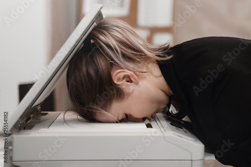 Fotomural Businesswoman sleeping on printer at office. Overworked concept.