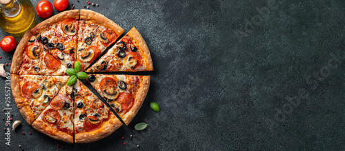 Fotografía Tasty pepperoni pizza with mushrooms and olives.
