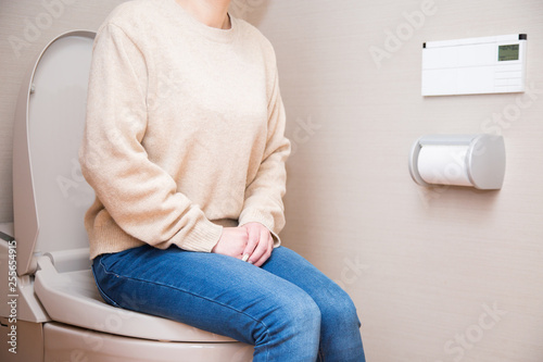 トイレに座る女性 Stock Photo Adobe Stock
