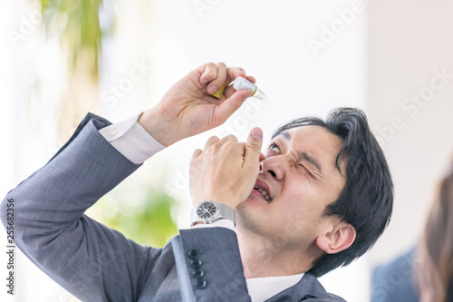 さす 目薬 を