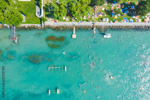 Foto  aerial view of the shore with building. back yards with piers