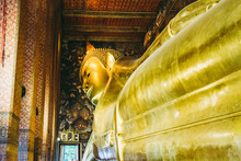 Statue De Bouddha Couché à Bangkok En Thaïlande Dans Le Temple Wat Pho