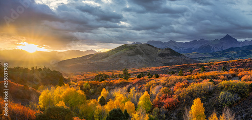 Fotografía Streaming Sun Autumn Sunrise - Dallas Divide near Ridgway Colorado
