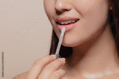 Fotomural Applying transparent lip gloss