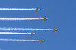 © jesuschurion57 - Cinco aviones acrobáticos están volando y dejan una estela de humo.