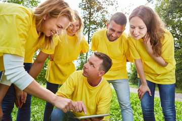 Team bei der Strategie Planung mit Tablet Computer