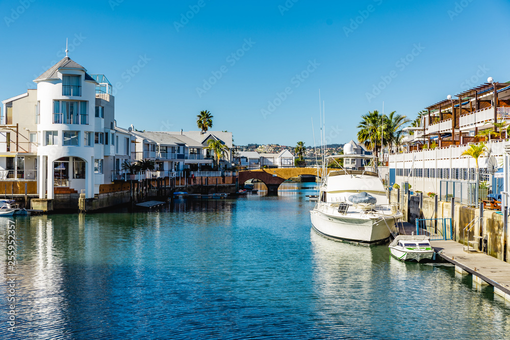 Knysna waterfront with houses and boats, part of Thesen island. - obrazy, fototapety, plakaty 