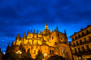 Wall Mural - Segovia, Spain – Segovia cathedral in a summer night seen from plaza Mayor. It was the last gothic style cathedral built in Spain, during the sixteenth century.