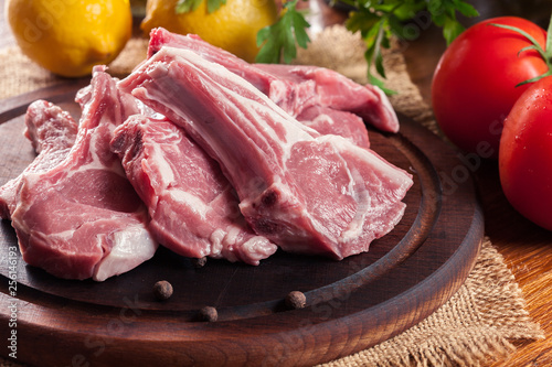 Cuadros en Lienzo Raw fresh lamb chops on wooden cutting board