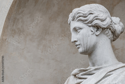 Cuadros en Lienzo Ancient statue of sensual Italian renaissance era woman with long neck and curly