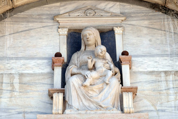 Wall Mural - Virgin Mary with baby Jesus, statue on the facade of Palazzo del Vescovado, Verona Diocesan Palace, Italy