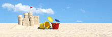 Sandburg Und Sandspielzeug Am Strand Im Urlaub