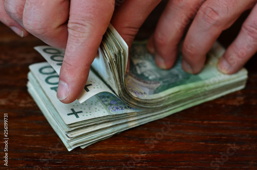 Cuadros en Lienzo A man counting Polish 100 zlotys