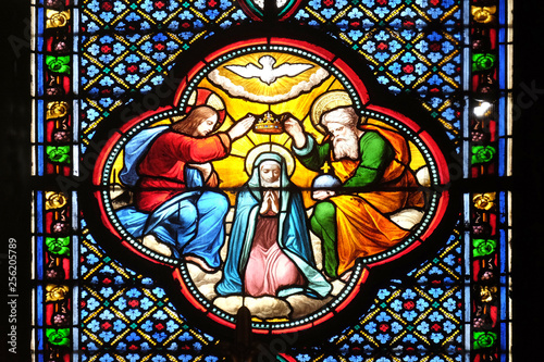 Fotografía Crowning of the Virgin Mary, stained glass window in the Basilica of Saint Cloti