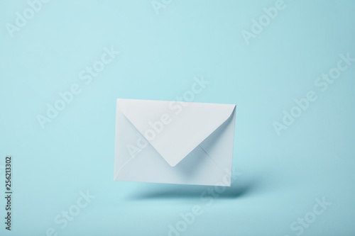 Fotomural white and blank envelope on blue background with copy space