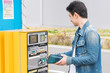 © Yusei - 駐車場料金を支払う男性