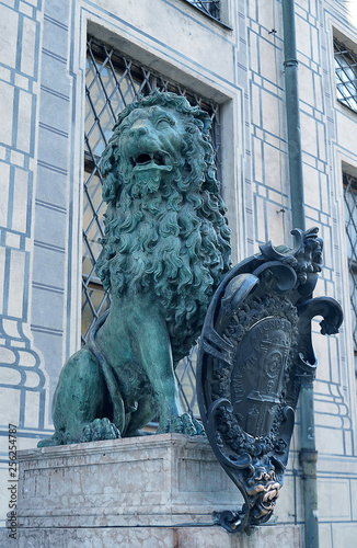Photographie The Bavarian heraldic lion as a statue in Residenzstrasse, Munich, Germany
