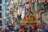 Fototapeta Uliczki - San Fermín en procesión, Pamplona, Navarra, España	